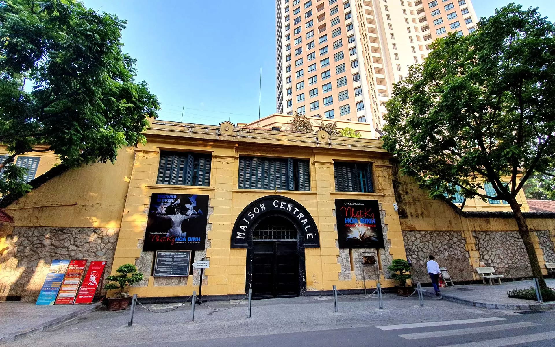 Hoa Lo Prison Museum Travel Guide - The "Hanoi Hilton" by US POW